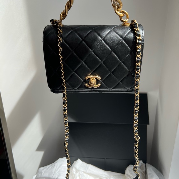 NEVER WORN CHANEL PEARL flap bag. VERY RARE - Picture 3 of 10
